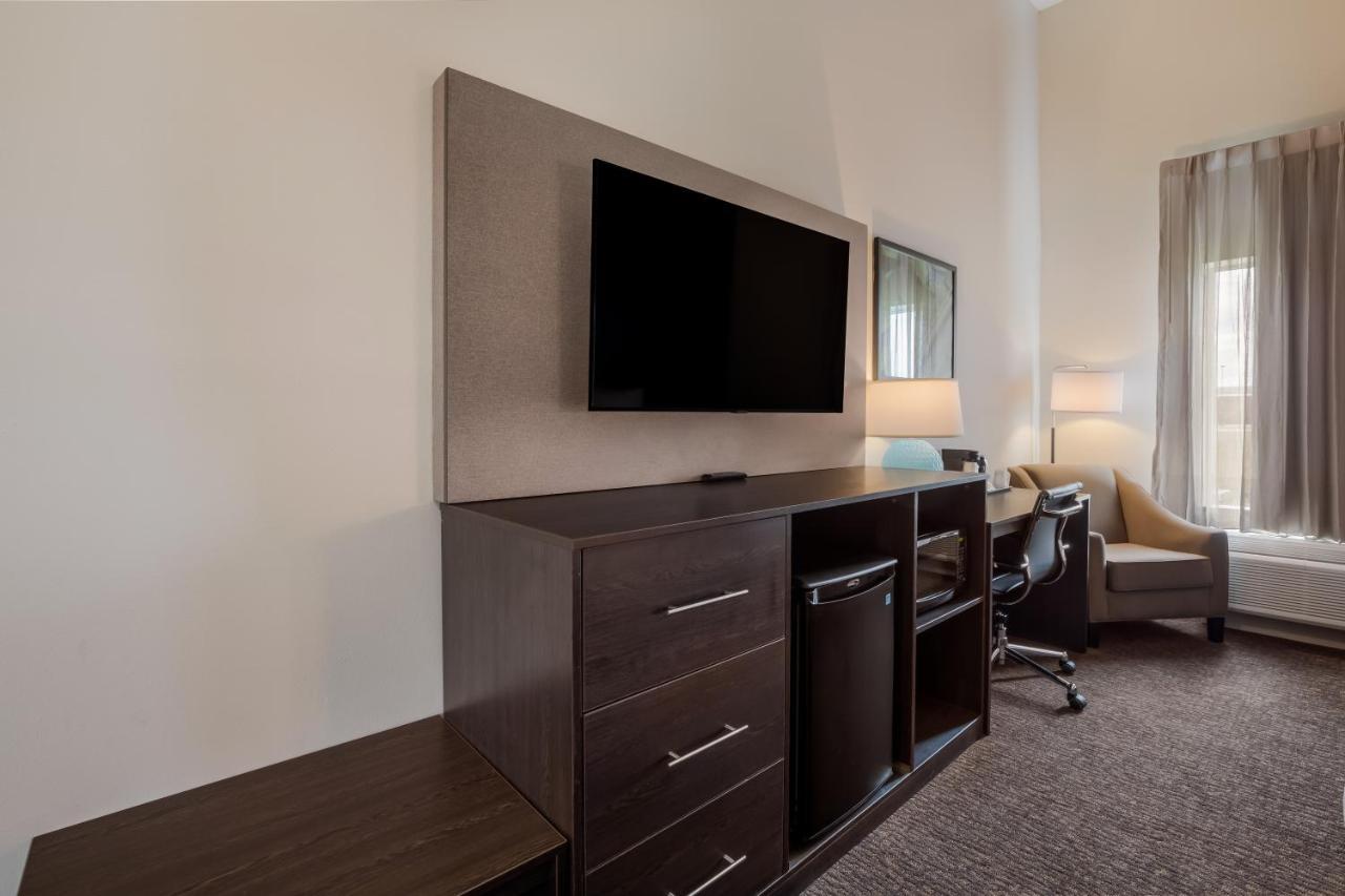 La Quinta & Suites By Wyndham Hotel Sulphur